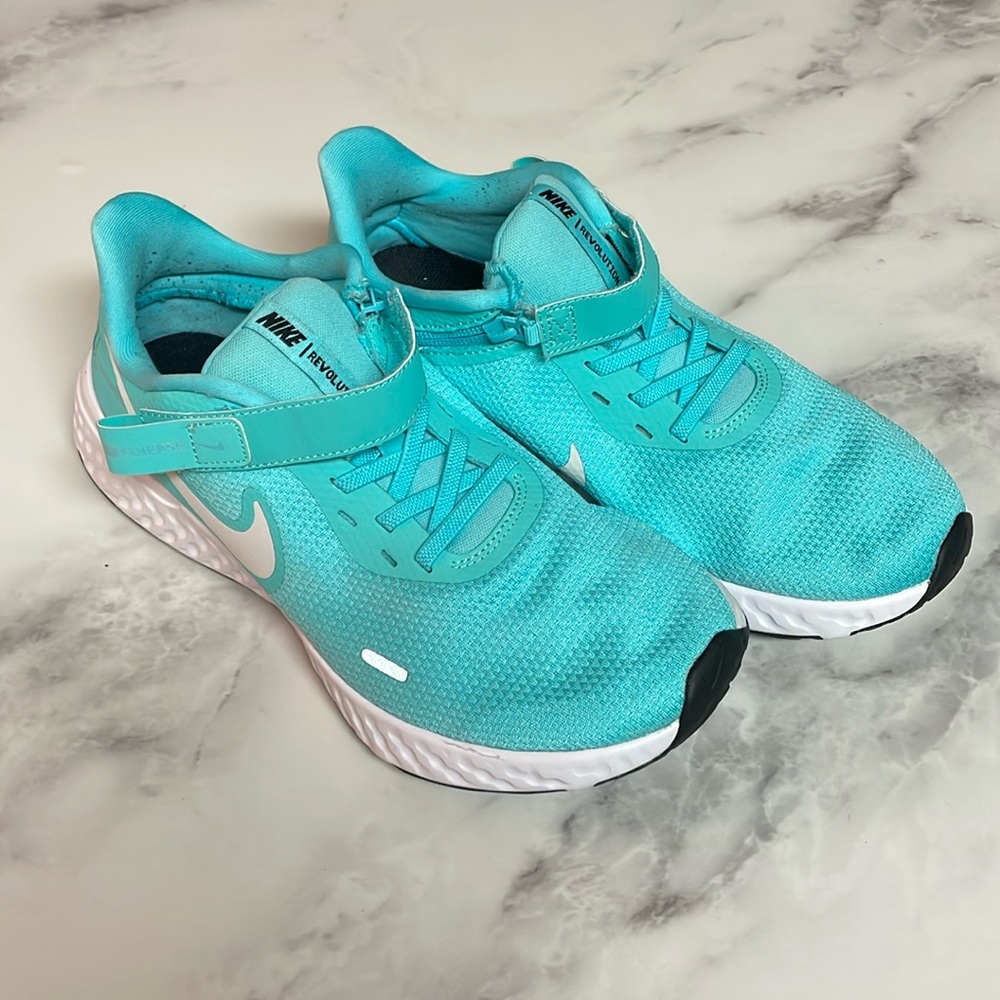 Nike women’s 9.5 fly ease training shoe